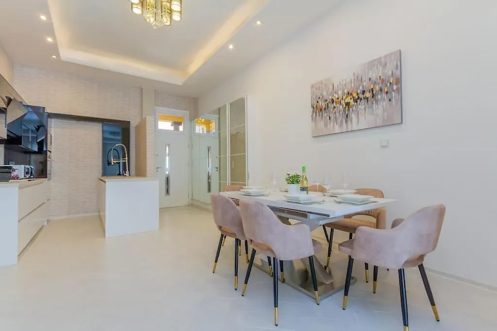 The Opulent Oasis By Newave Apartments Budapest